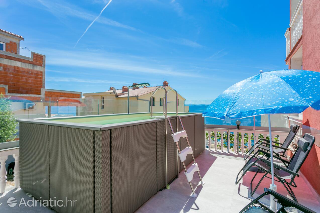 Courtyard - Family friendly apartments with a swimming pool Bušinci, Čiovo