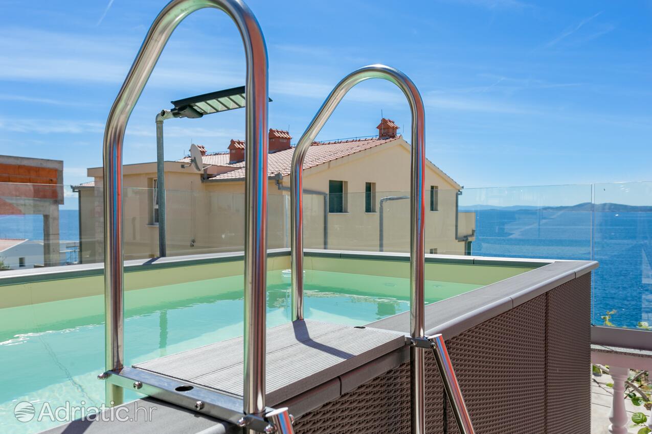 Courtyard - Family friendly apartments with a swimming pool Bušinci, Čiovo
