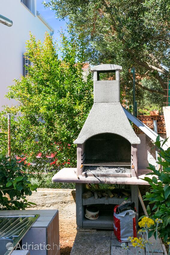 Courtyard - Family friendly apartments with a swimming pool Bušinci, Čiovo
