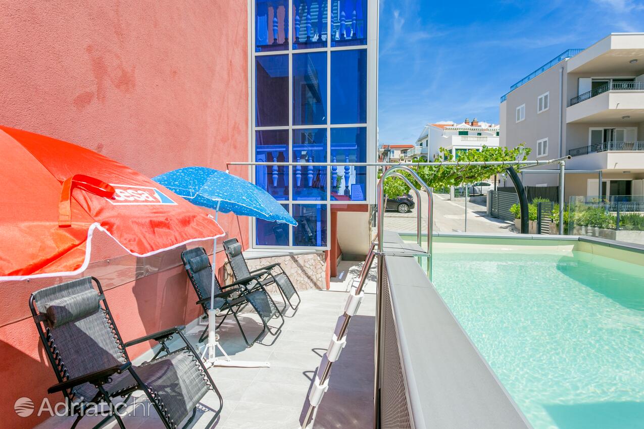 Courtyard - Family friendly apartments with a swimming pool Bušinci, Čiovo