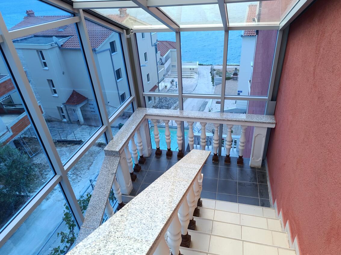 Courtyard - Family friendly apartments with a swimming pool Bušinci, Čiovo