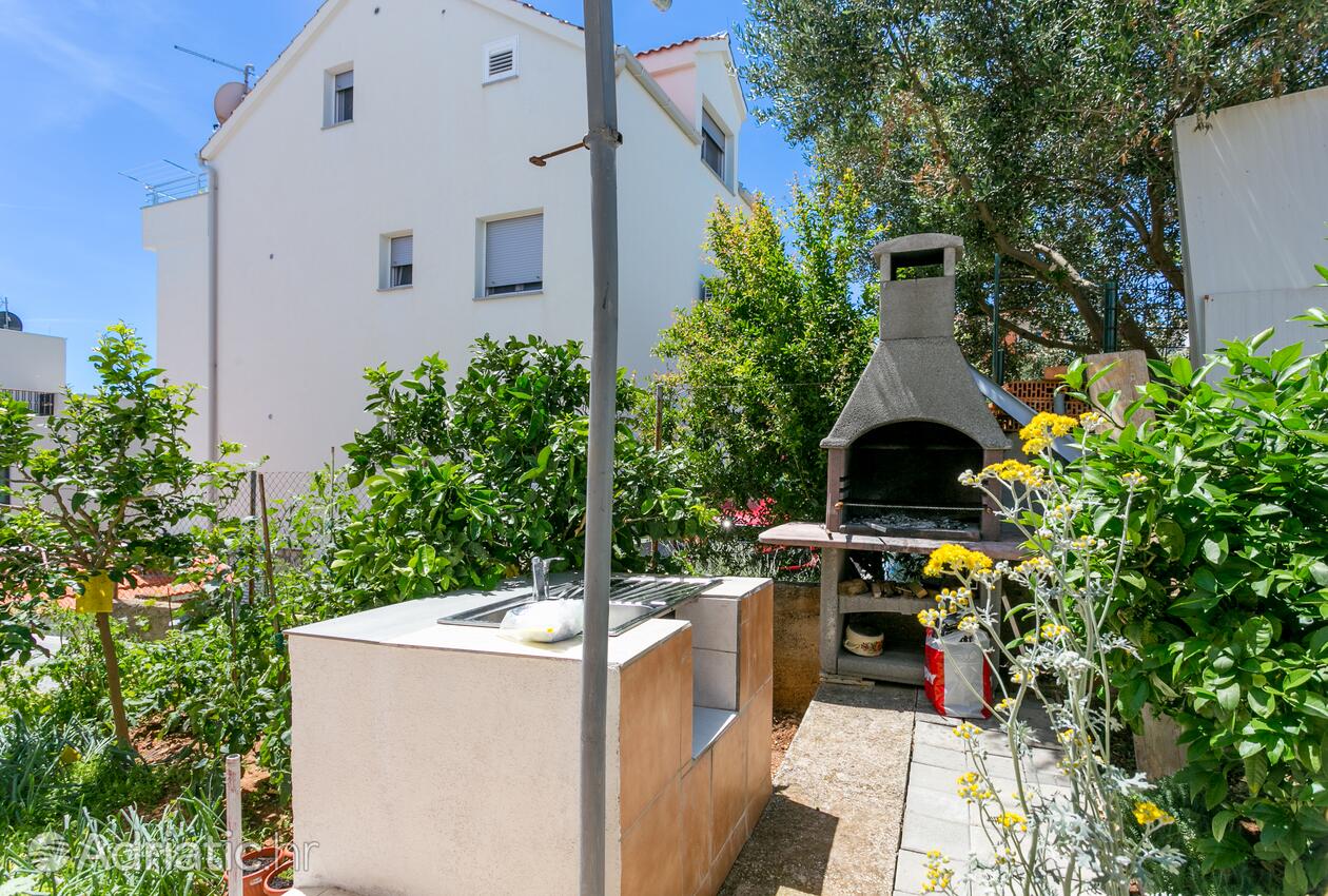 Courtyard - Family friendly apartments with a swimming pool Bušinci, Čiovo