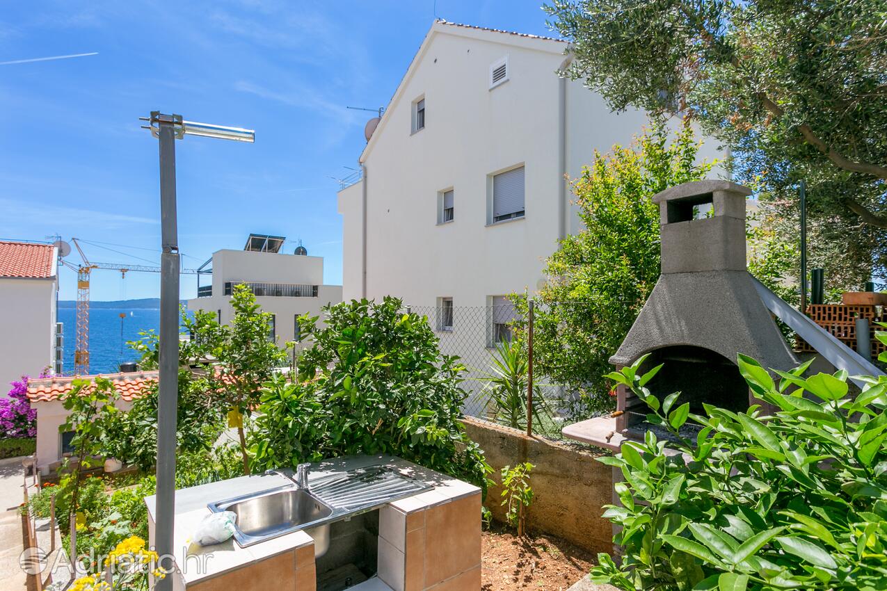 Courtyard - Family friendly apartments with a swimming pool Bušinci, Čiovo