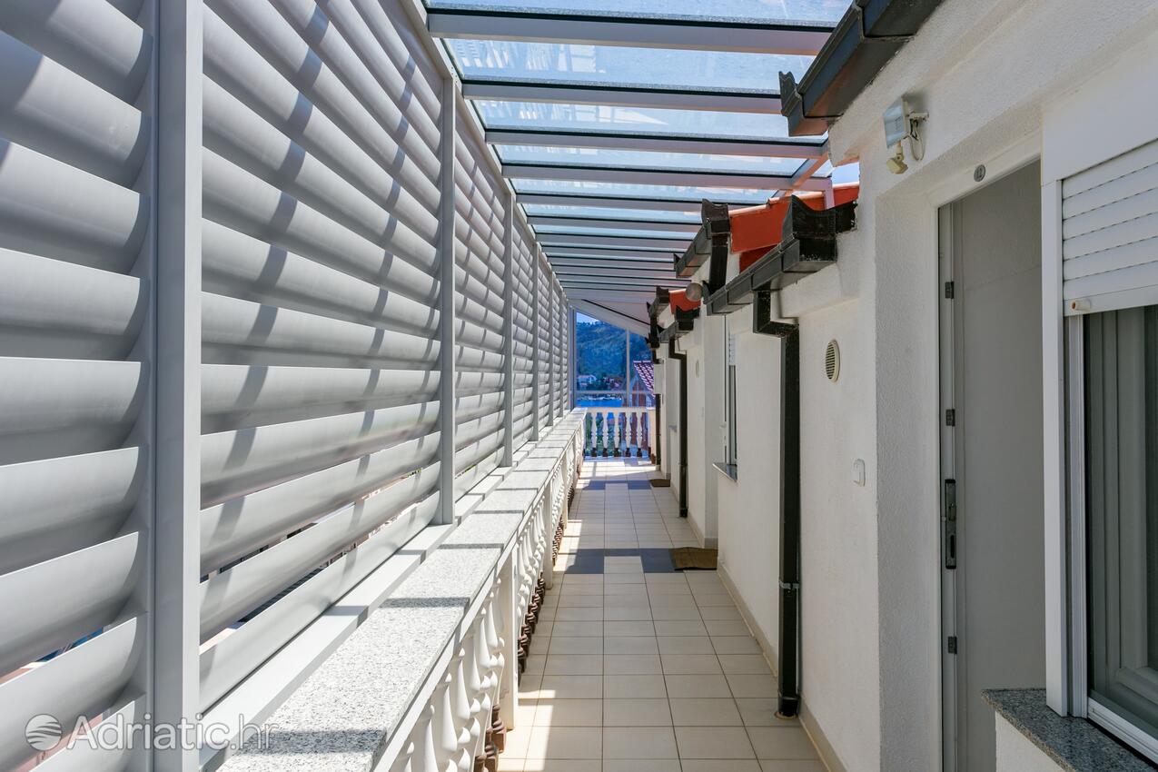 Courtyard - Family friendly apartments with a swimming pool Bušinci, Čiovo