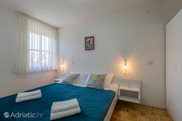 Family-friendly apartments with swimming pool Novigrad - 11242