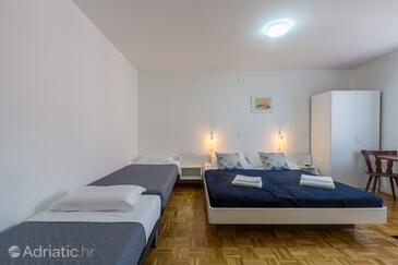 Ferienwohnungen mit Pool für Familien Novigrad - 11242