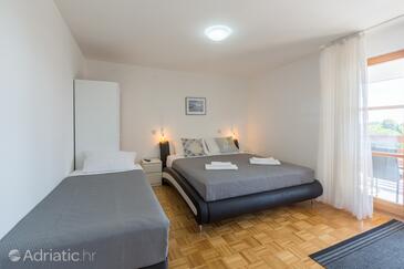 Family-friendly apartments with swimming pool Novigrad - 11242