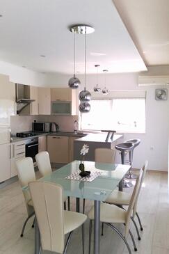 Apartments with balcony Tisno, North Dalmatia