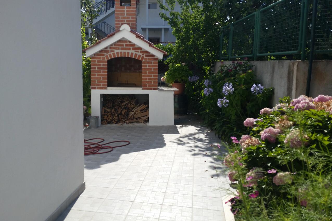 Courtyard - Apartments by the sea Arbanija, Čiovo