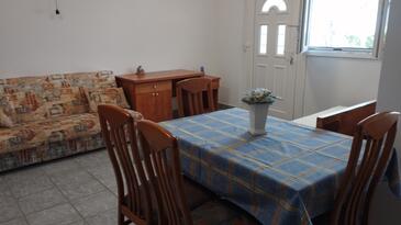 Slatine, Dining room in the studio-apartment, WiFi.