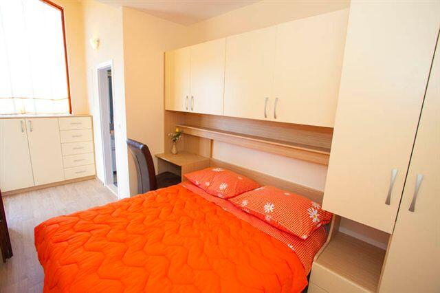 Apartments with parking space Makarska - 11418
