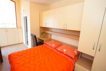 Apartments with parking space Makarska - 11418