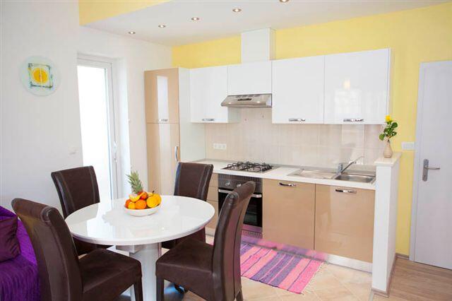 Apartments with parking space Makarska - 11418