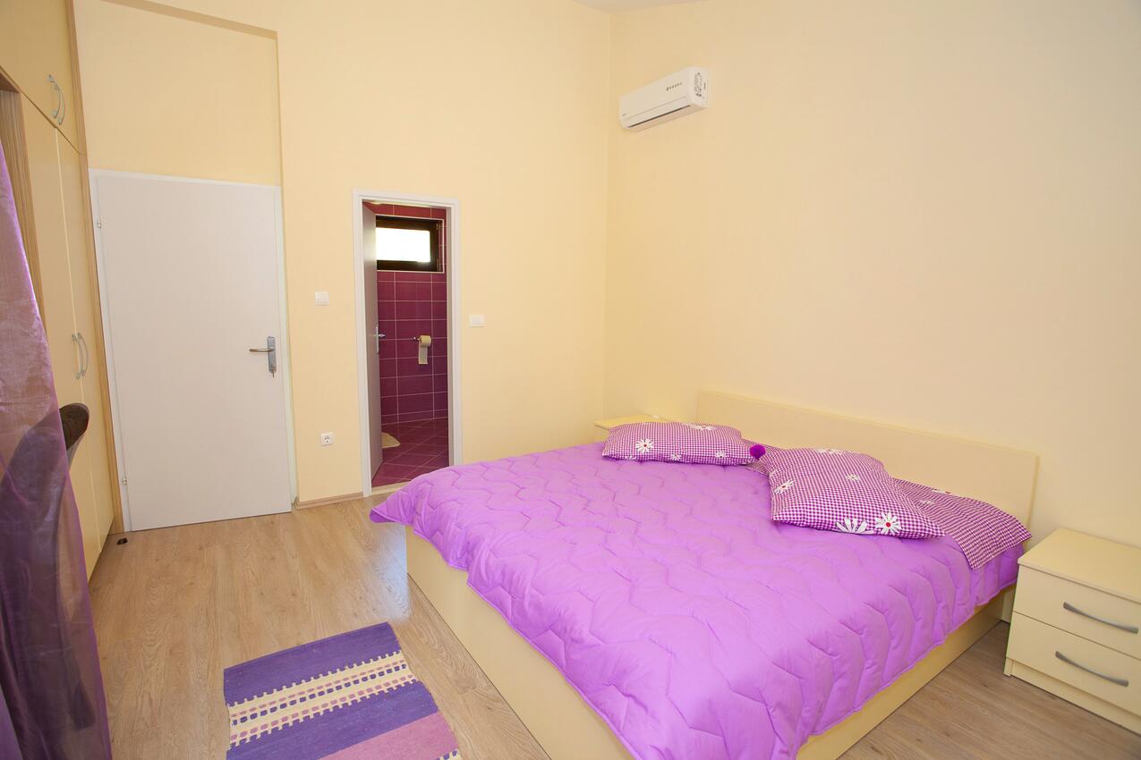 Apartments with parking space Makarska - 11418