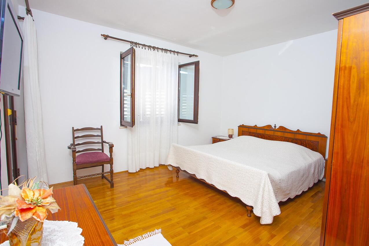 Apartments with parking space Makarska - 11418