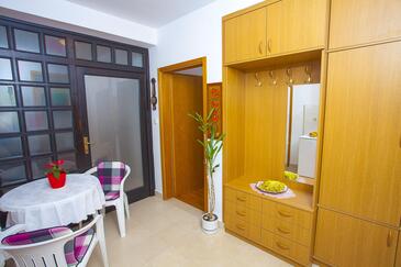 Makarska, Sala da pranzo nell'alloggi del tipo studio-apartment, condizionatore disponibile e WiFi.