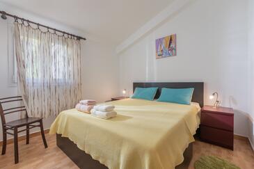 Apartments by the sea Podgora, Makarska - 11469