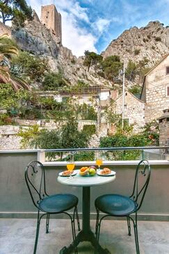 Apartment with terrace Omiš, Central Dalmatia