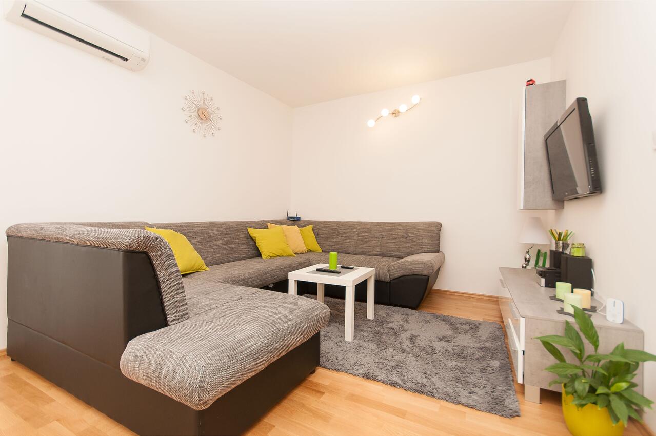 Apartment with terrace Omiš, Central Dalmatia