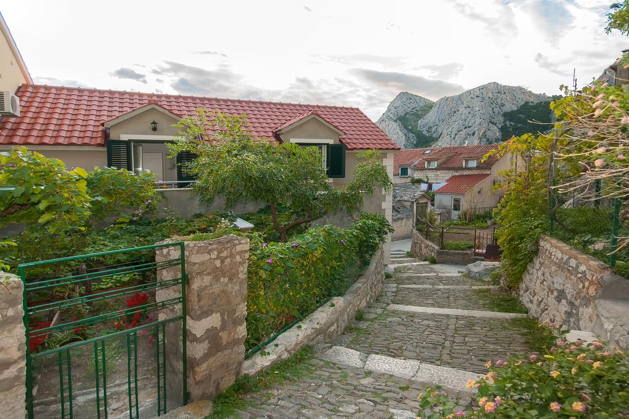 Apartment with terrace Omiš, Central Dalmatia