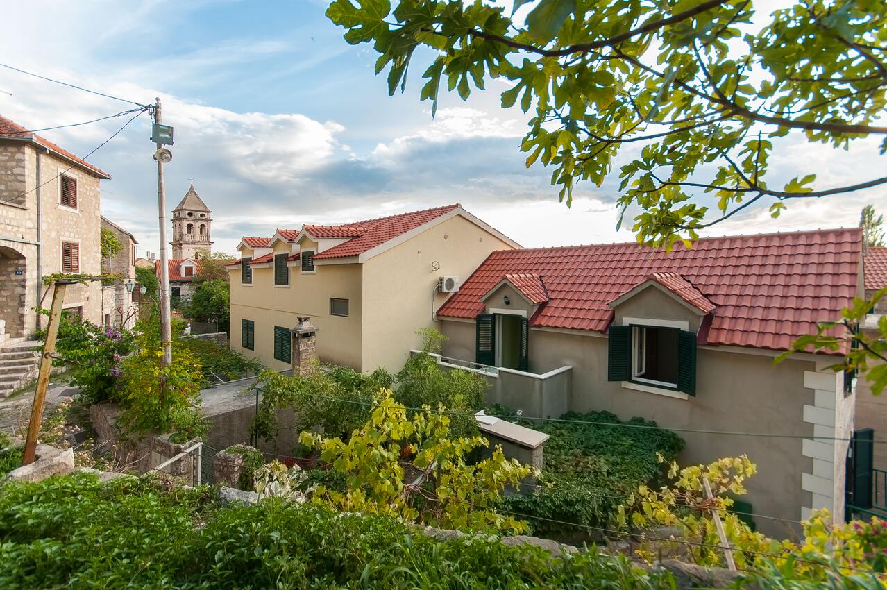 Apartment with terrace Omiš, Central Dalmatia