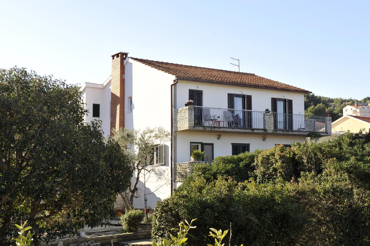 Appartamento con terrazza Arbanija, Dalmazia Centrale