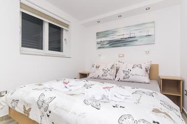 Apartments with parking space Brela, Makarska - 11687