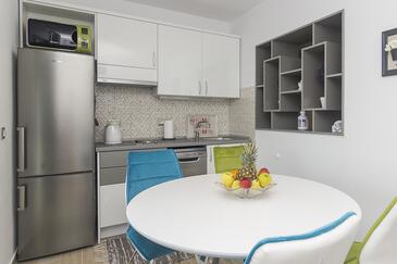 Apartments with parking space Brela, Makarska - 11687