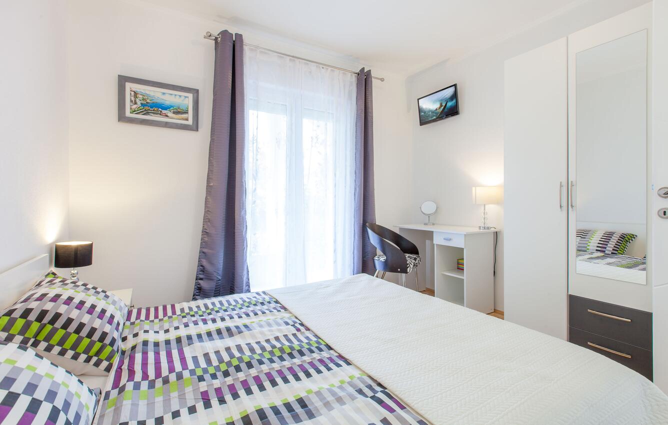 A-11699-a - Private accommodation - Apartments with a parking space Podstrana, Split
