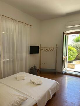 Apartmani uz more Vis - 1170