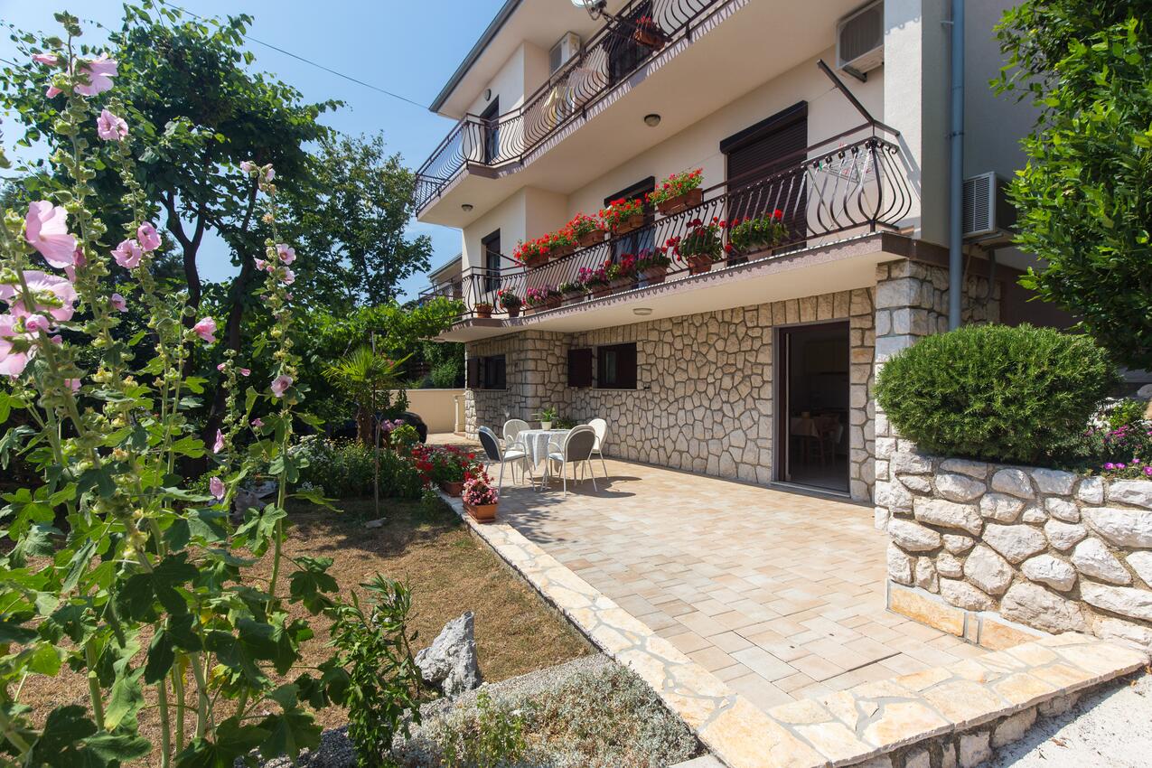 Courtyard - Apartments with a parking space Novi Vinodolski