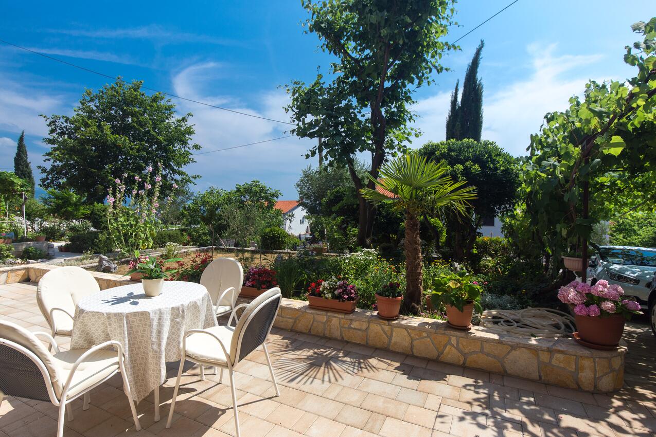 Courtyard - Apartments with a parking space Novi Vinodolski