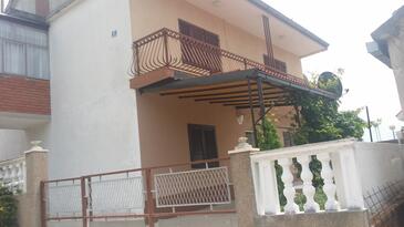 Sapina Doca, Rogoznica, Hébergement 11739 - Appartement avec une plage de galets.