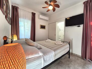 Apartmanok családok részére medencével Arbanija, Ciovo - 11789