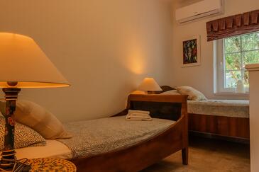 Apartmanok családok részére medencével Arbanija, Ciovo - 11789