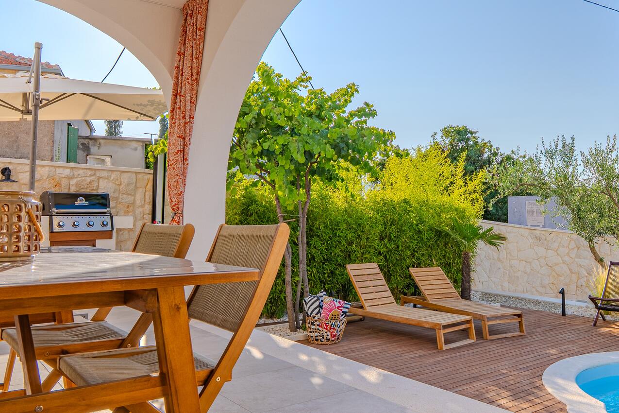 Ferienwohnungen mit Pool für Familien Arbanija, Ciovo - 11789