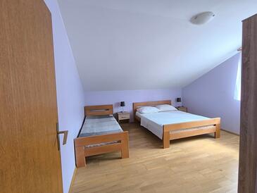 Apartmani s bazenom pogodni za obitelji s djecom Sabunike, Zadar - 11837