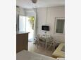 Podgora, Jedáleň v ubytovacej jednotke studio-apartment, domáci miláčikovia povolení a WiFi.