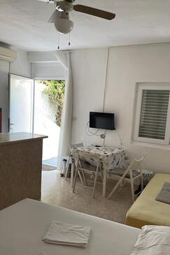 Podgora, Jedáleň v ubytovacej jednotke studio-apartment, domáci miláčikovia povolení a WiFi.