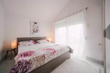 Apartmaji z bazenom za družine z otroci Ljubač, Zadar - 11922