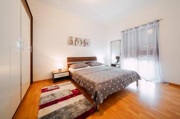 Apartmaji z bazenom za družine z otroci Ljubač, Zadar - 11922