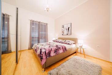 Apartmaji z bazenom za družine z otroci Ljubač, Zadar - 11922