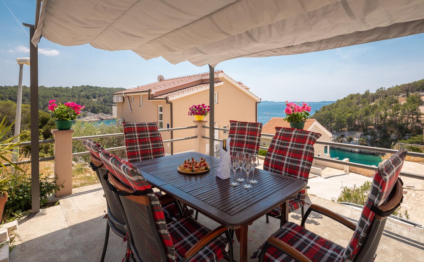Courtyard - Apartments by the sea Cove Osibova, Brač