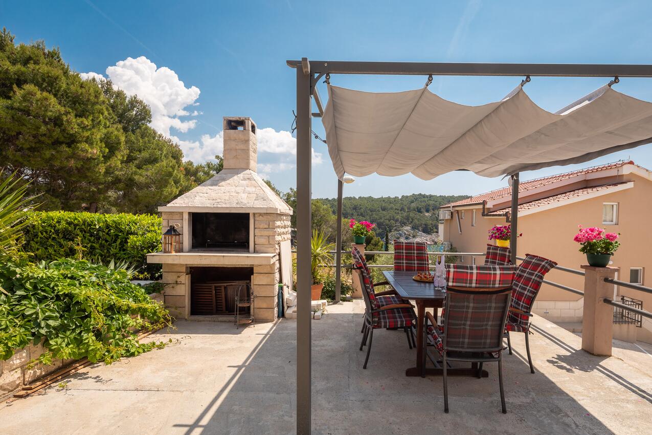 Courtyard - Apartments by the sea Cove Osibova, Brač