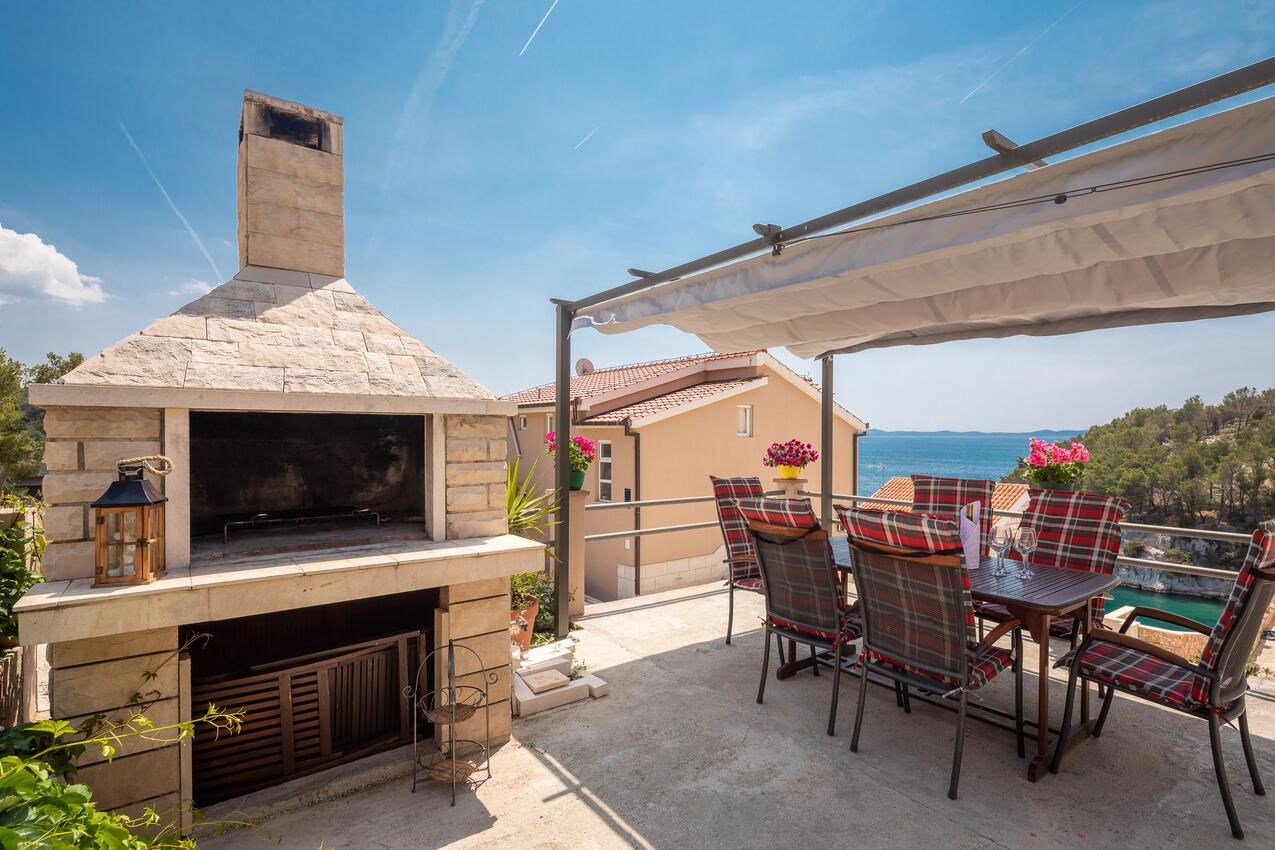Courtyard - Apartments by the sea Cove Osibova, Brač