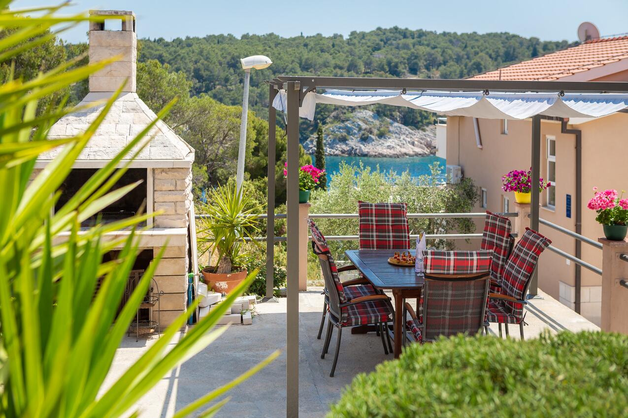Courtyard - Apartments by the sea Cove Osibova, Brač