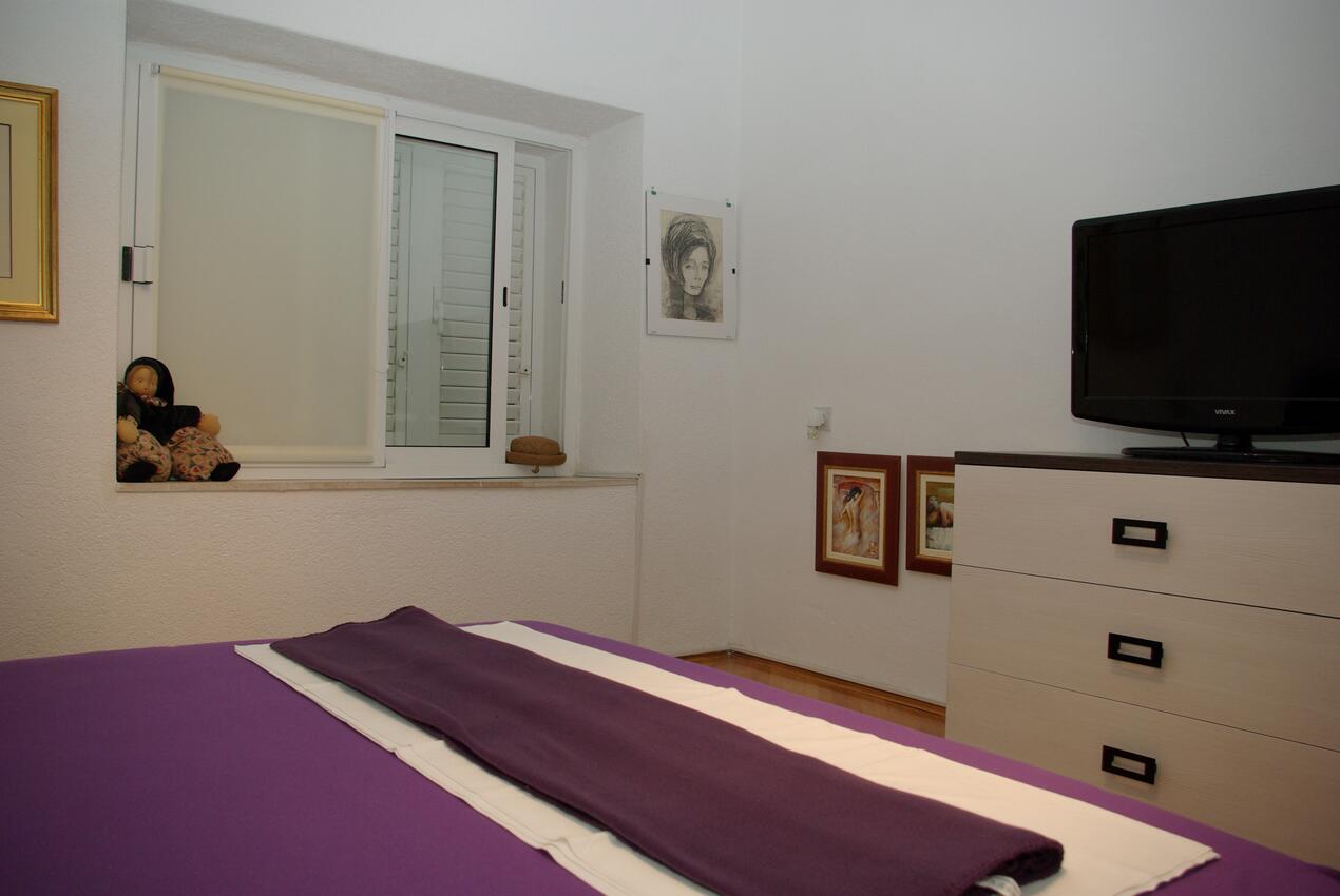 A-12063-a - Private accommodation - Apartments with a parking space Makarska