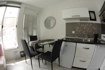 Apartments with parking space Makarska - 12063