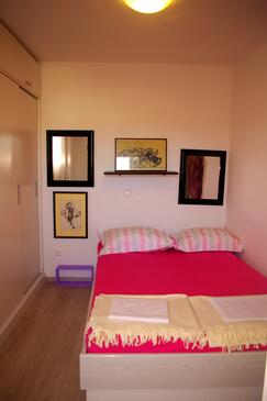 Apartments with parking space Makarska - 12063