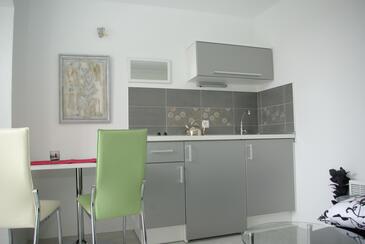 Apartments with parking space Makarska - 12063